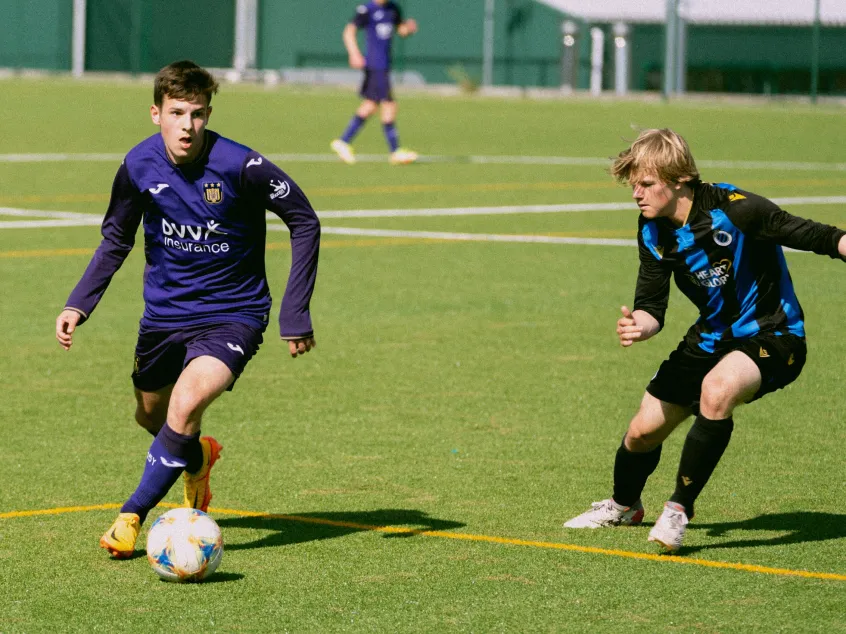 2 jongens die voetbal spelen
